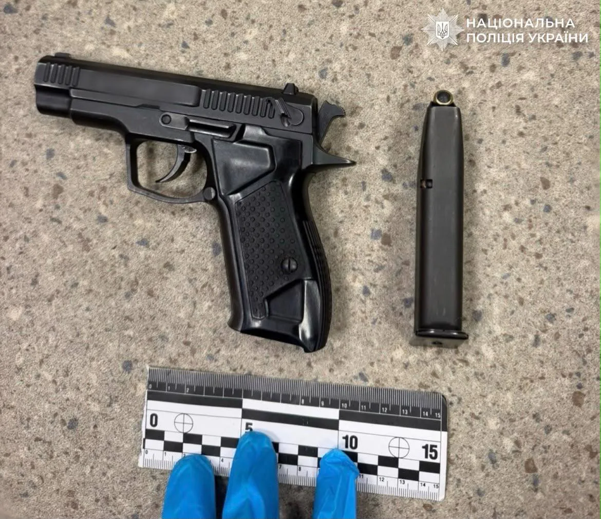 У Києві поліція затримала чоловіка за стрілянину у дворі багатоповерхівки